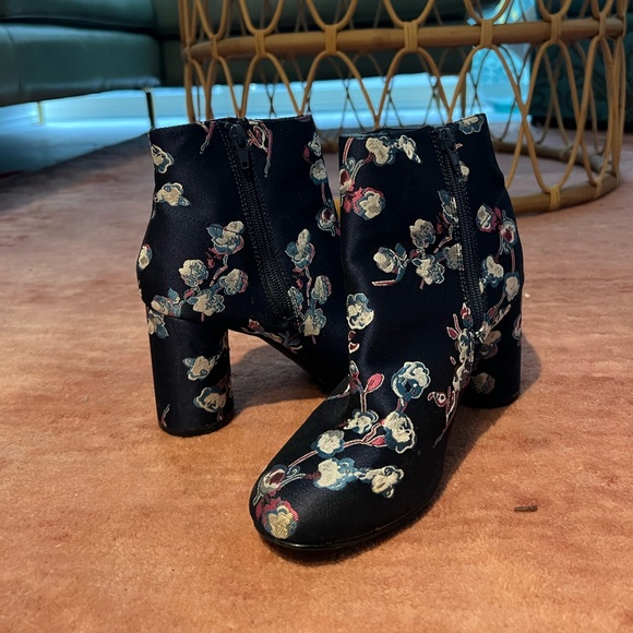 Urban Outfitters Heeled Pattern Boots - Picture 2 of 6